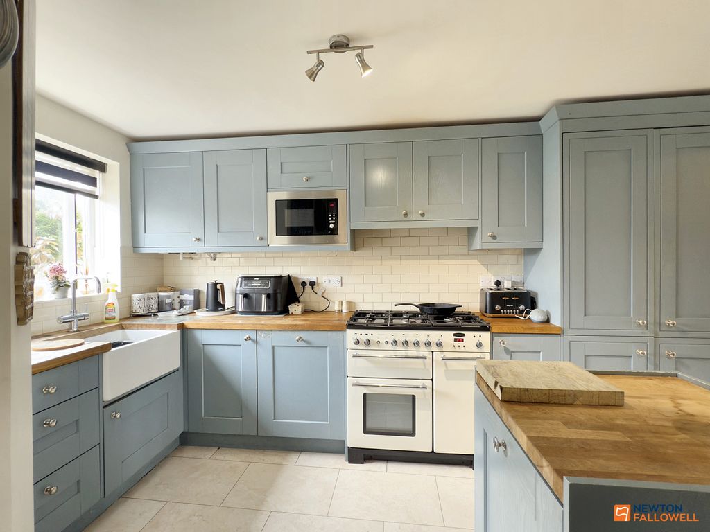 Property photo 2 of 34