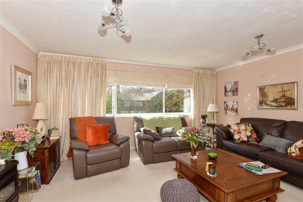 Property photo 3 of 8 Lounge