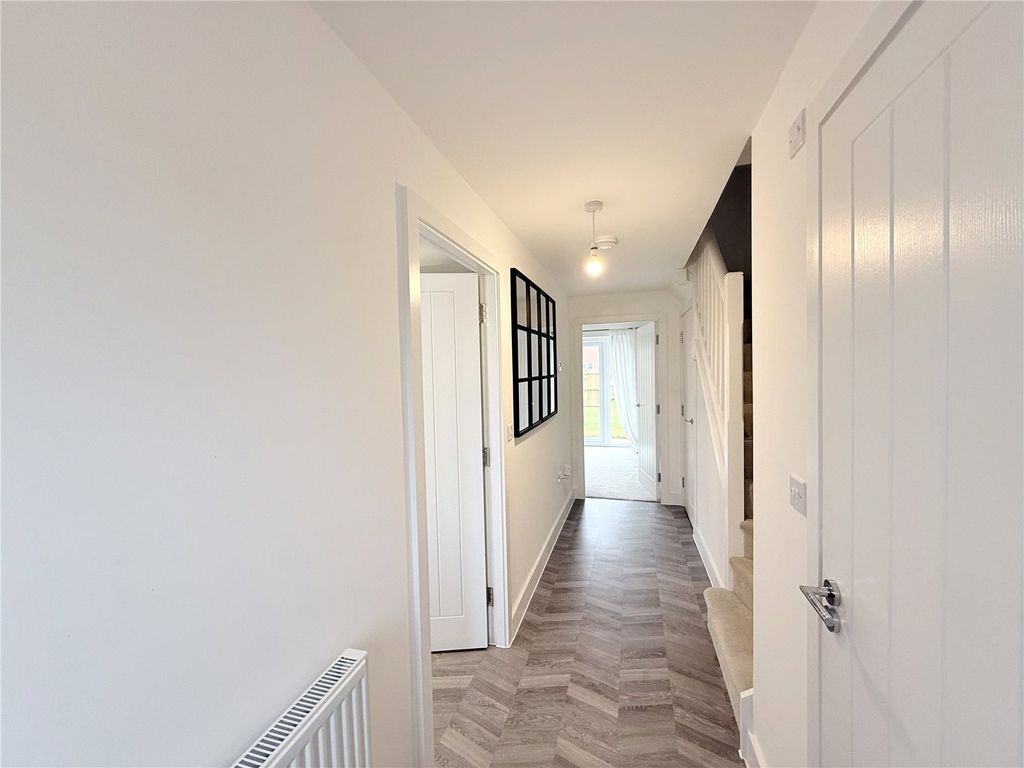 Property photo 3 of 20 Entrance Hall