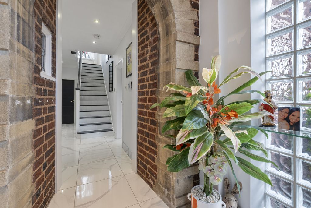 Property photo 3 of 44