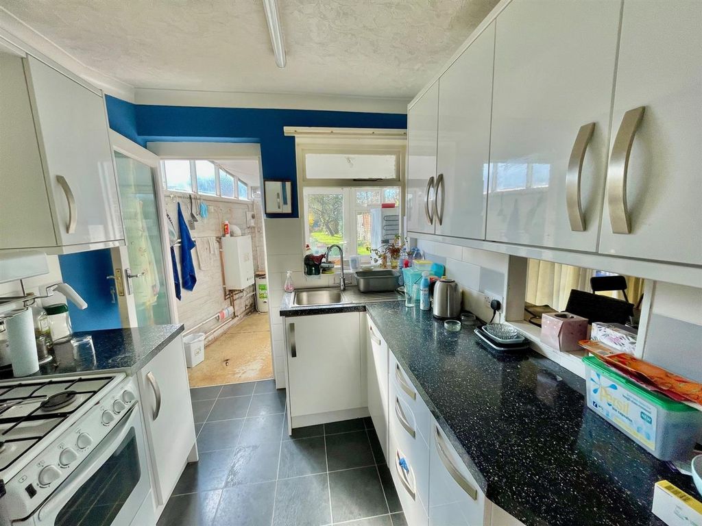 Property photo 2 of 13 Cambridge Drive 6 Kitchen 2.Jpg