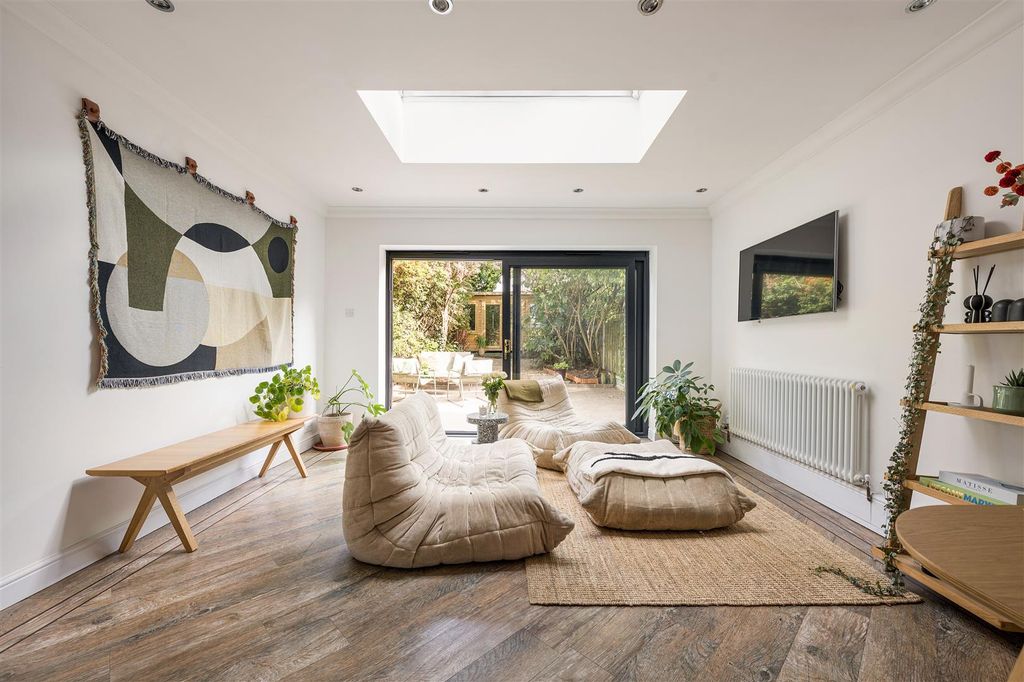 Property photo 3 of 32 The Cedars, Ig9