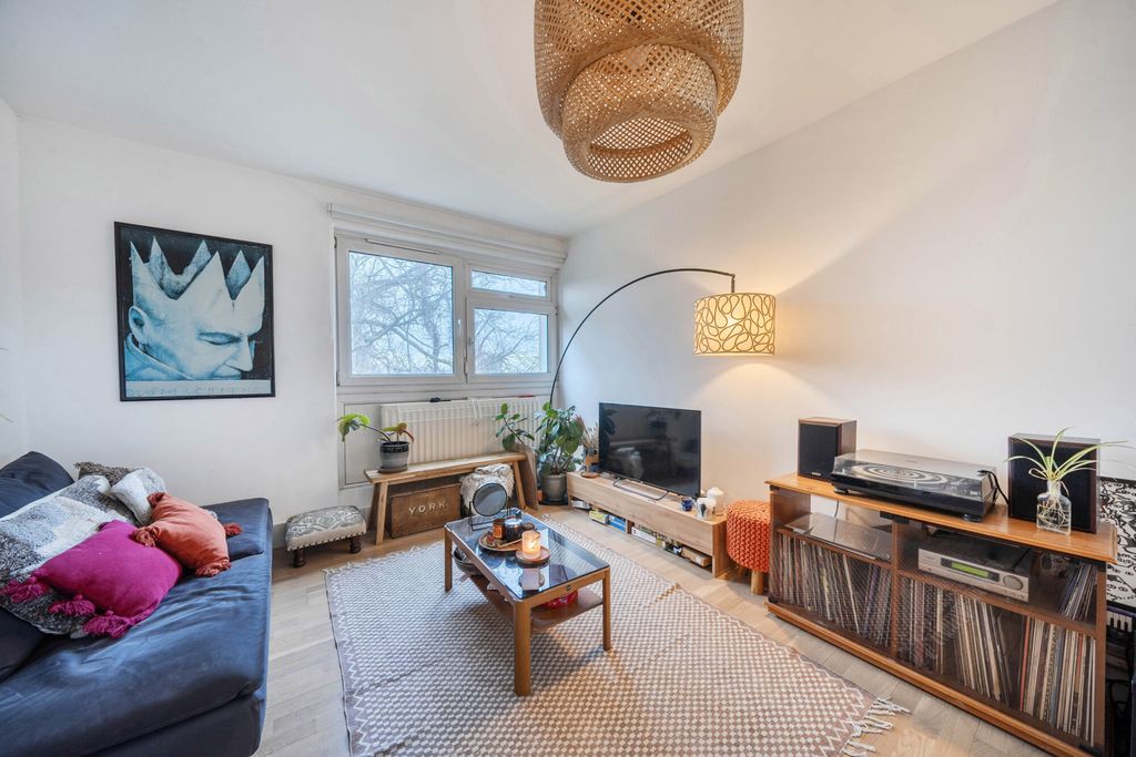 Property photo 3 of 13 1408927-10-698601...