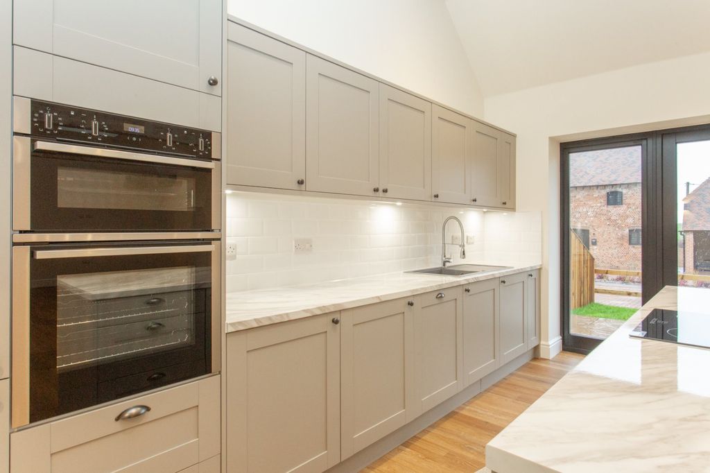 Property photo 3 of 8 Picture 3