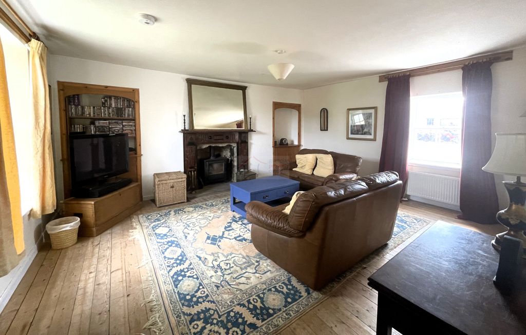 Property photo 3 of 20 Lounge A.Jpg