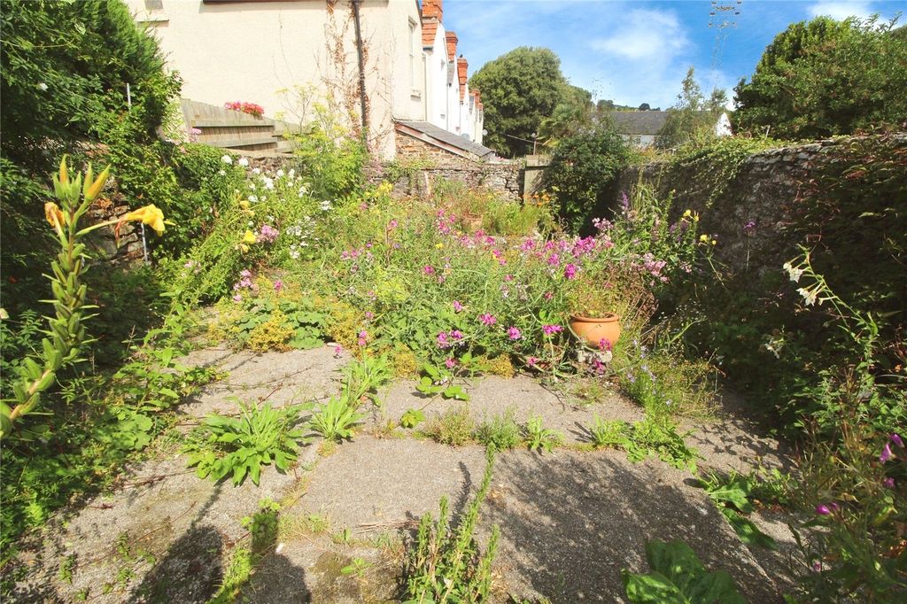 Property photo 2 of 7 Garden