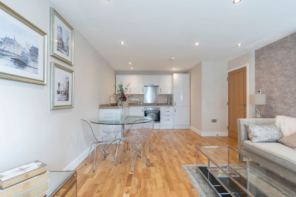 Property photo 2 of 10 Flat 32, 150 Victoria Rd-02