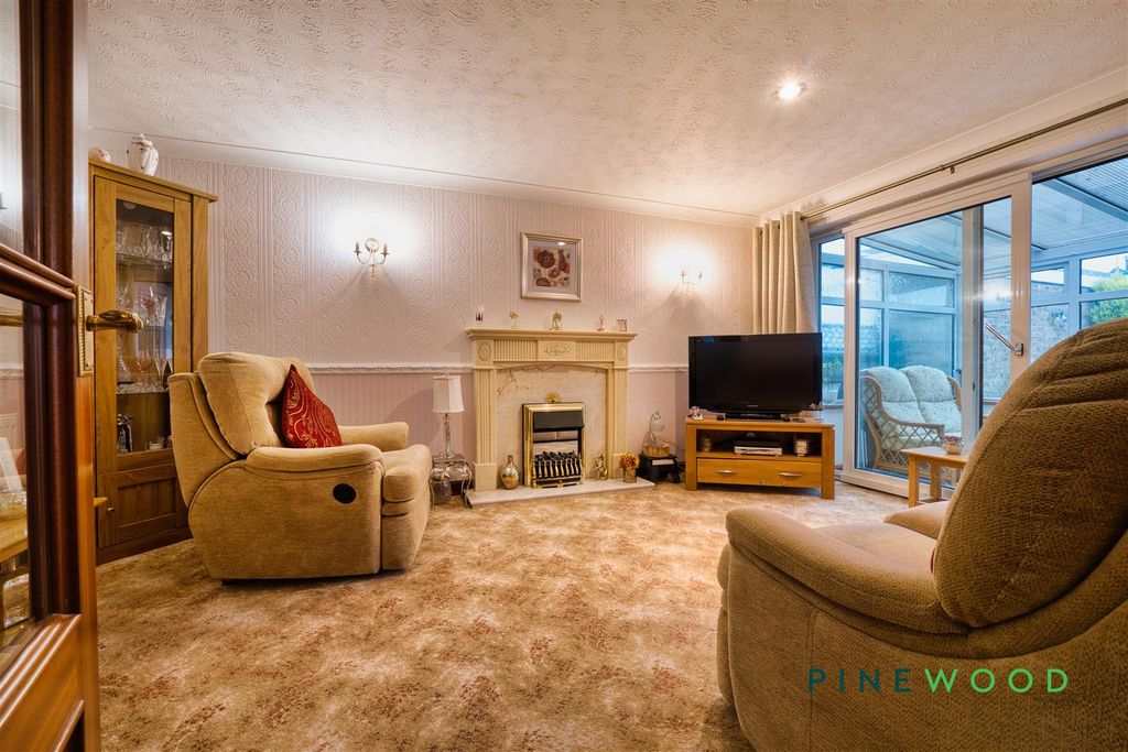 Property photo 2 of 17 Lounge