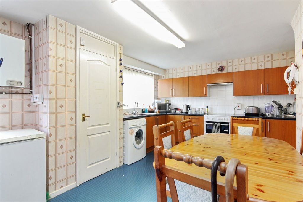 Property photo 3 of 8 Kitchen