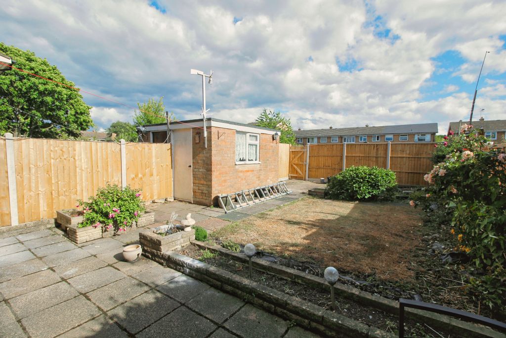 Property photo 2 of 12 Garden