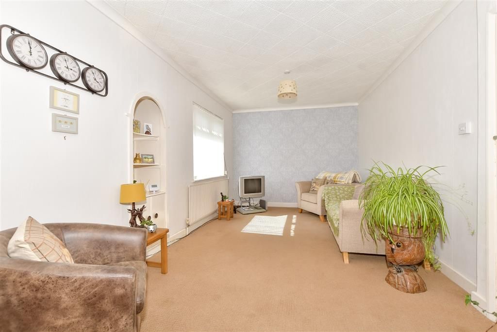 Property photo 3 of 11 Lounge