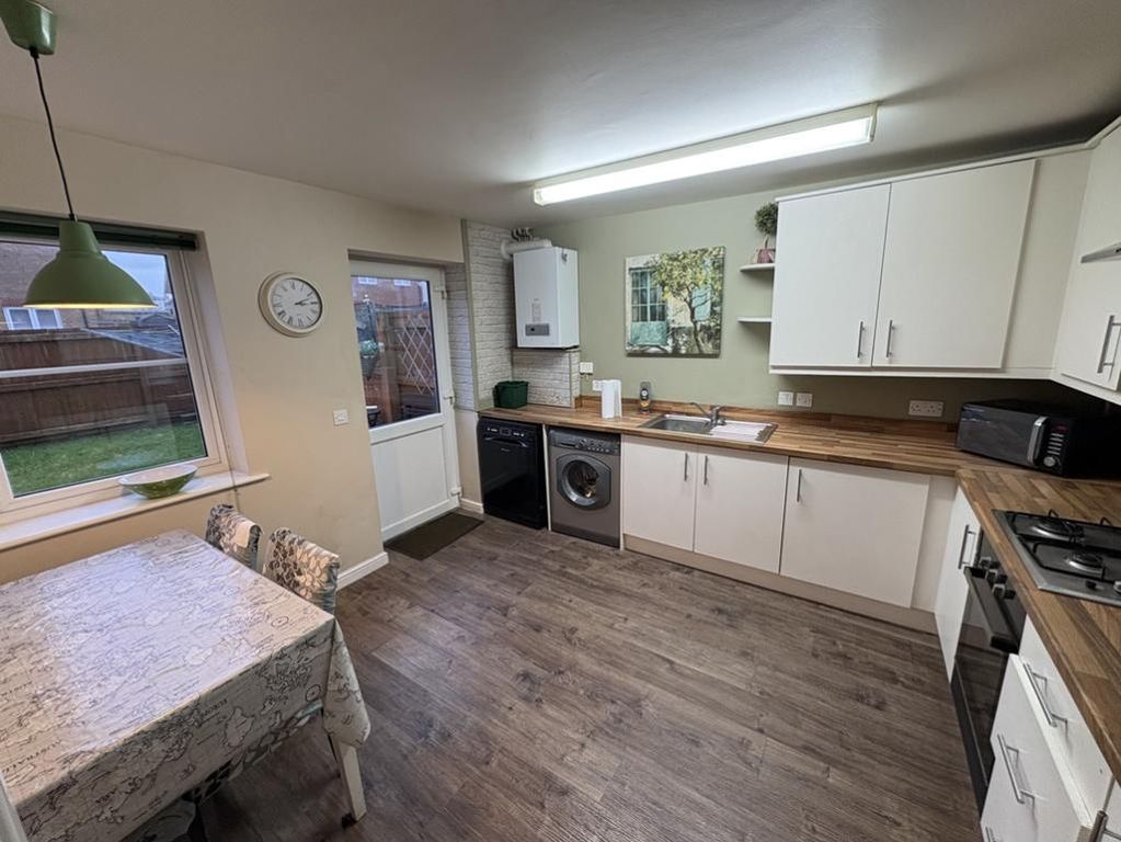 Property photo 3 of 11 Kitchen