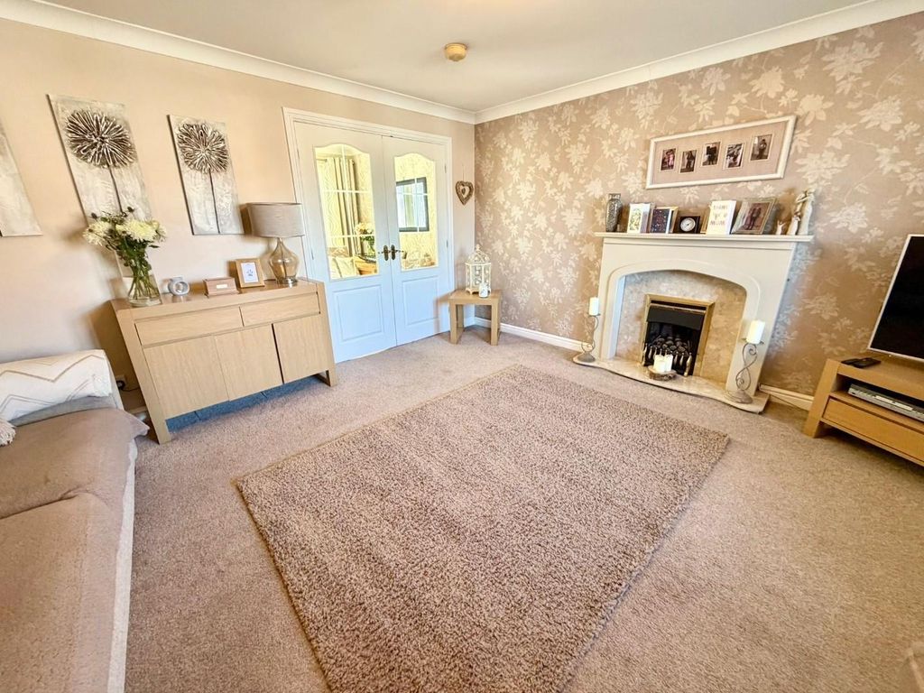 Property photo 2 of 18 Lounge