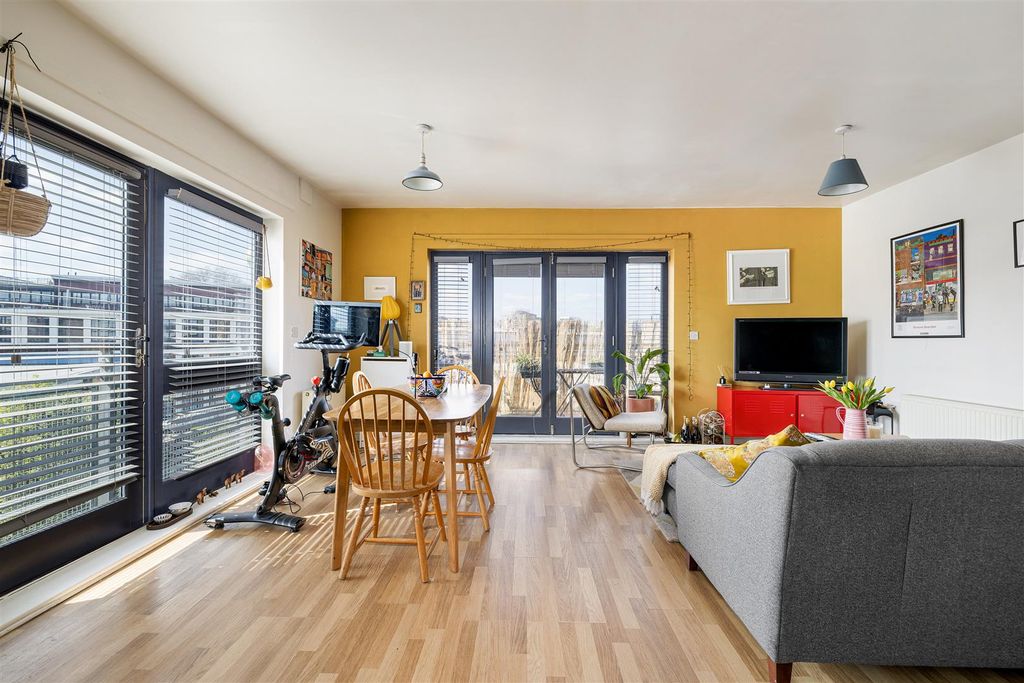 Property photo 2 of 18 Woodmill Road, E5