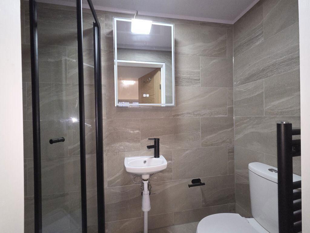 Property photo 3 of 11 Bathroom