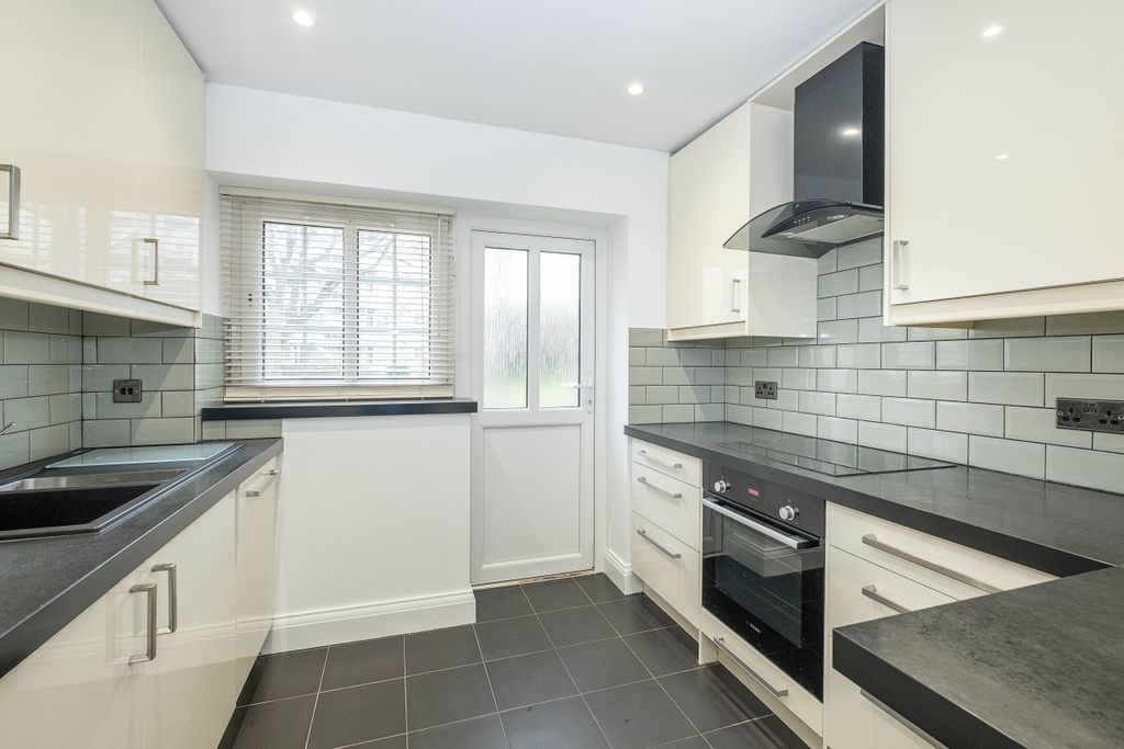 Property photo 2 of 7 Kitchen