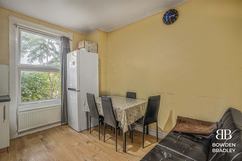 Property photo 3 of 13 Flat 2