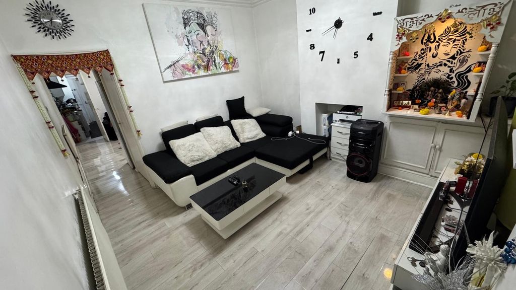 Property photo 2 of 12 Lounge