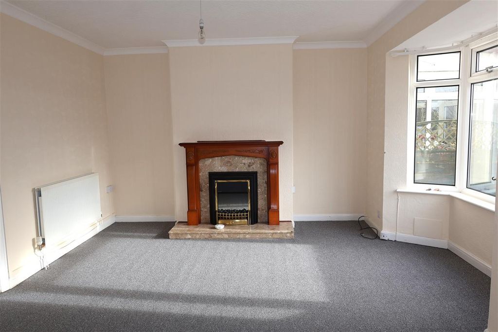 Property photo 3 of 12 Lounge