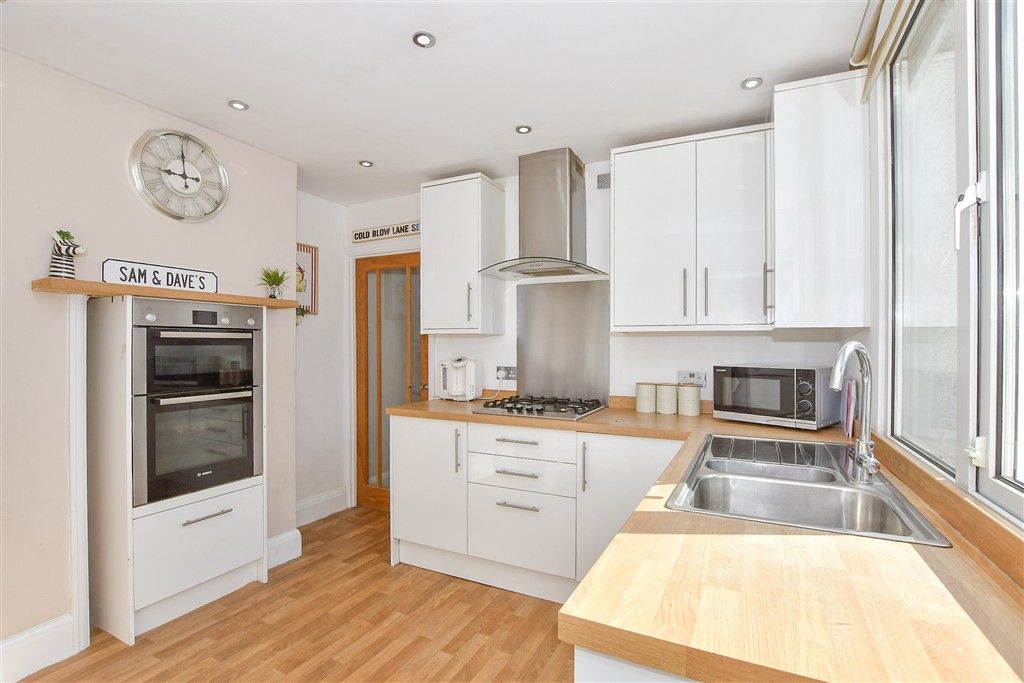 Property photo 3 of 19 Kitchen