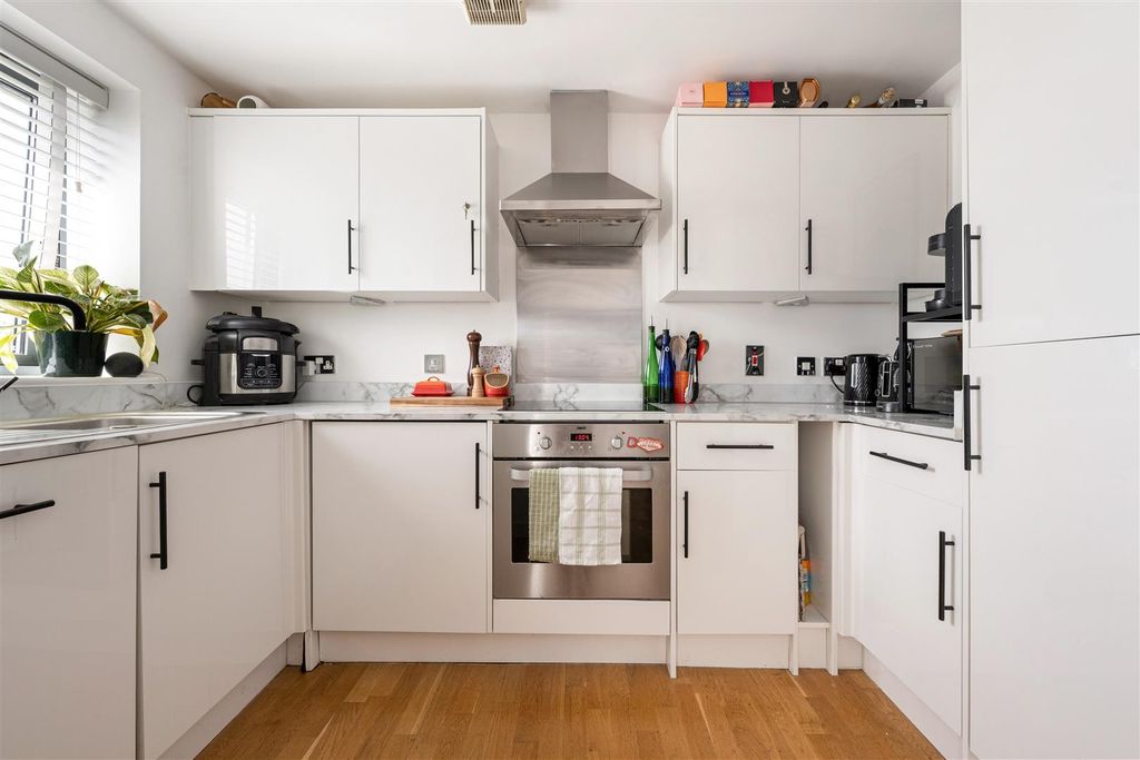 Property photo 3 of 20 Kings Head Hill, E4