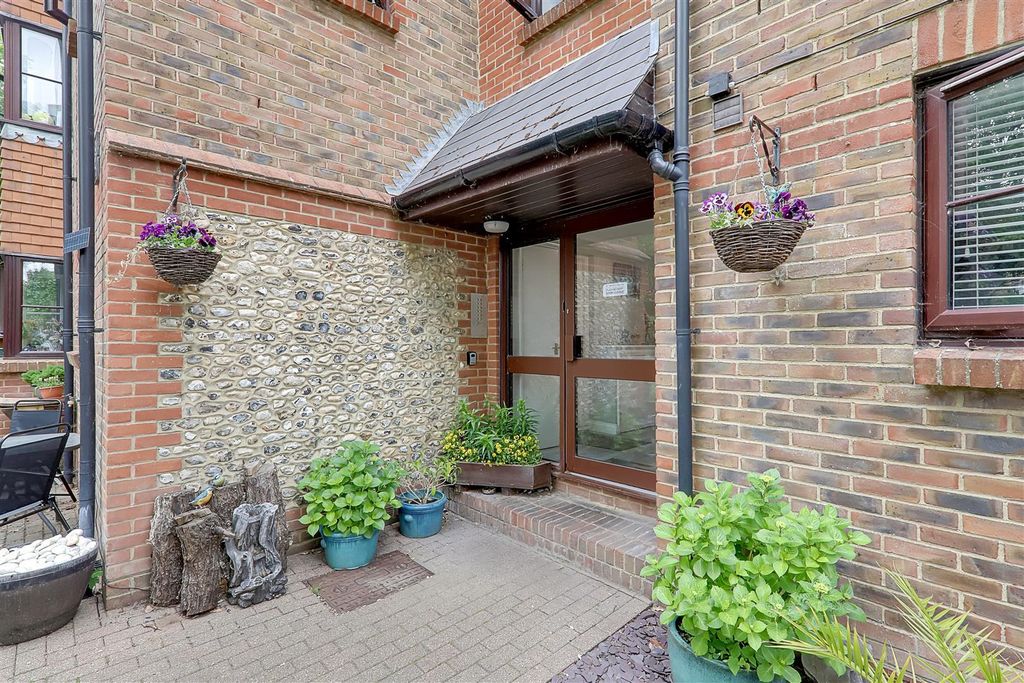 Property photo 2 of 9 c_-W9Xuxf0Oqk6P2Cymvbw.Jpg