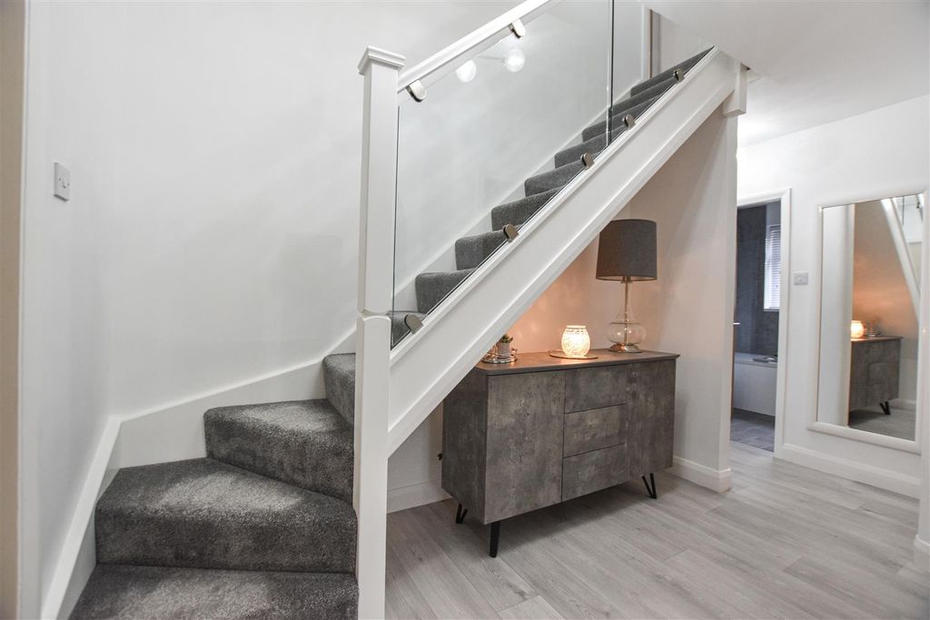 Property photo 2 of 15 Entrance Hall