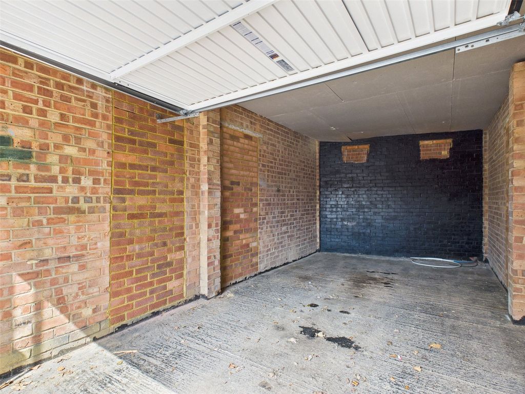 Property photo 2 of 6 Garage