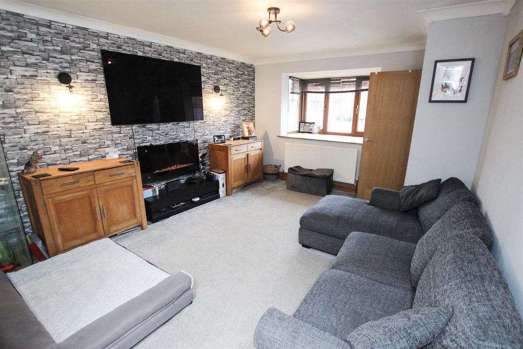 Property photo 2 of 13 Lounge