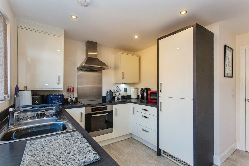 Property photo 3 of 19 Kitchen