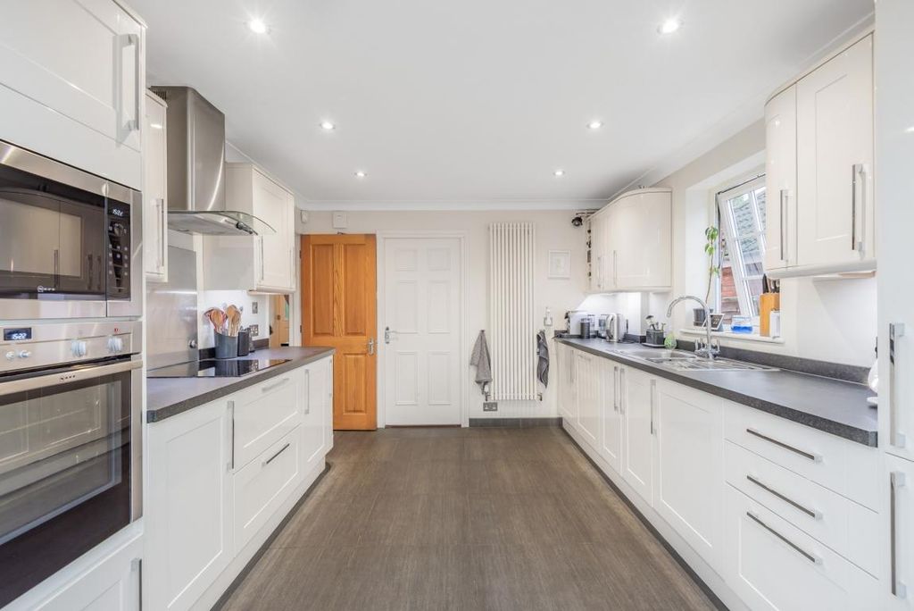 Property photo 3 of 14 Room 4