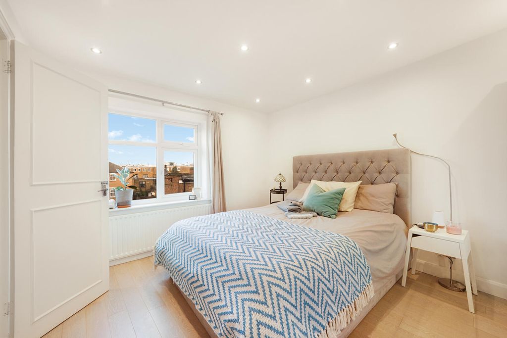 Property photo 1 of 10 Bedroom