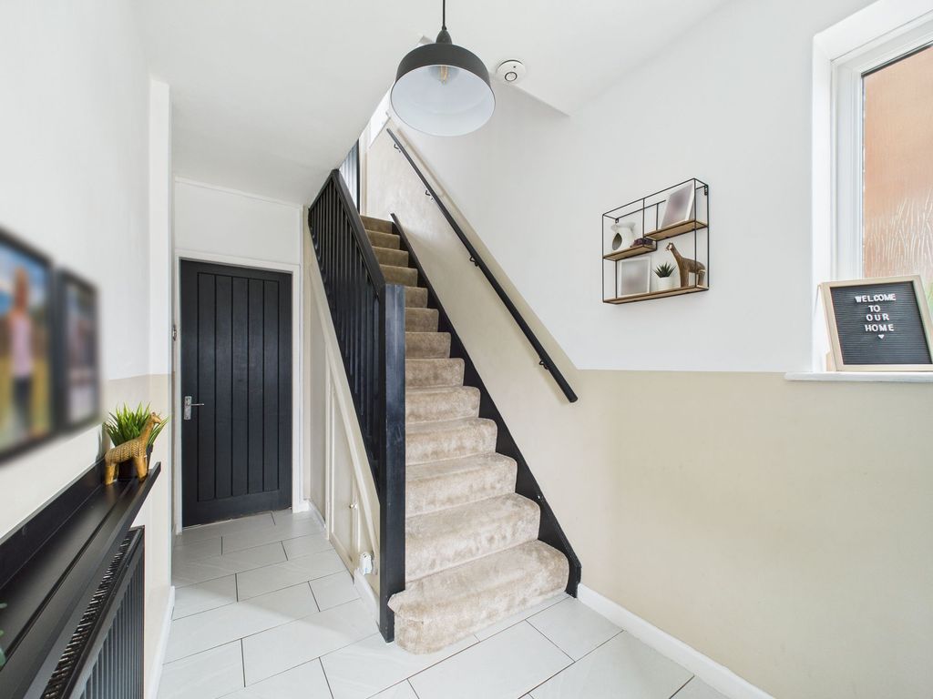 Property photo 3 of 18 Entrance Hall