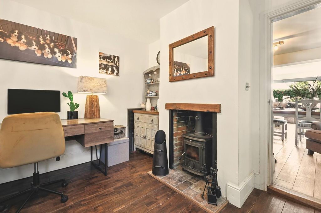 Property photo 3 of 20 Snug