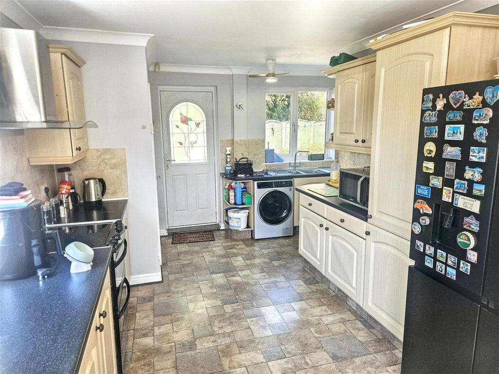 Property photo 2 of 15 20260724221416_20260724-Interior-17-Yq706Wtgxtwqag