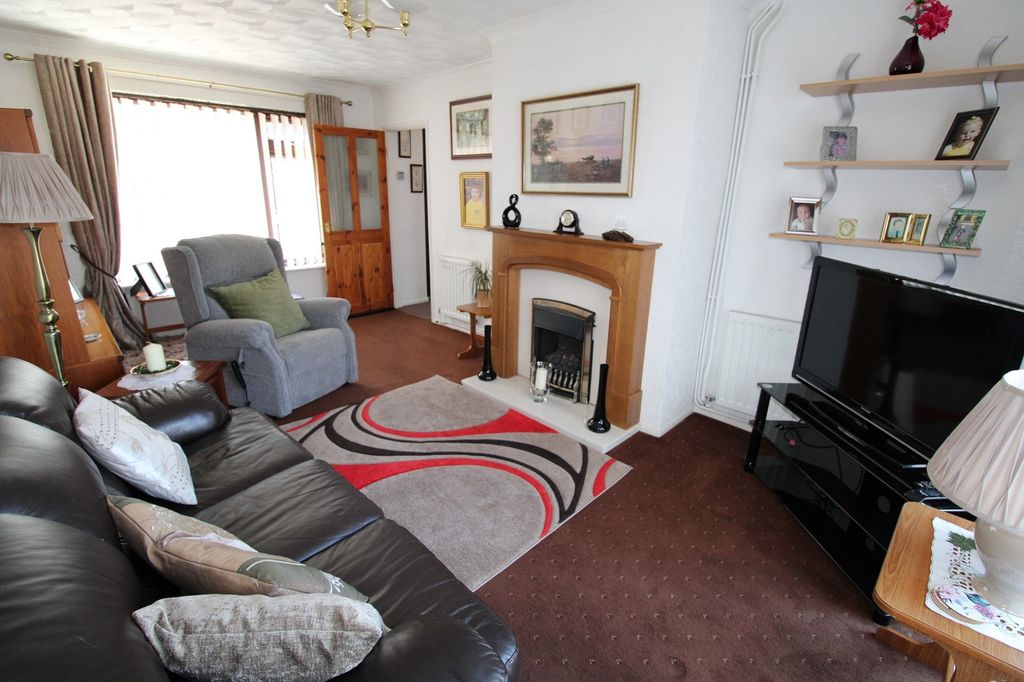 Property photo 3 of 19 Lounge