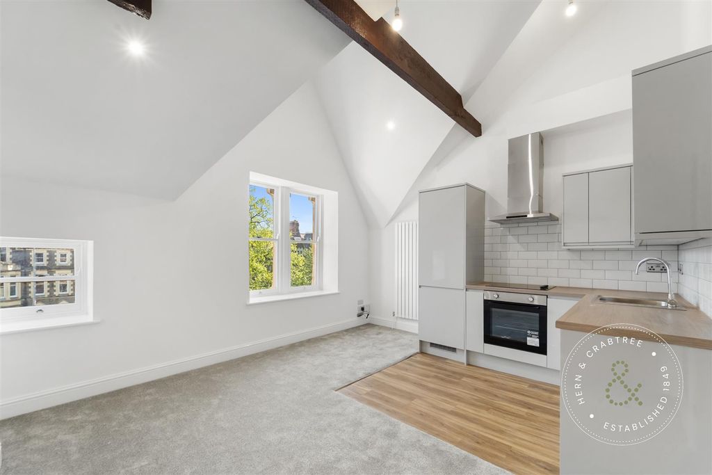 Property photo 1 of 9 207 Cathedral Rd Flat 5-1.Jpg