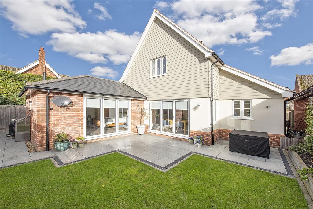 Property photo 3 of 29 The Chitterings Ph04.Jpg