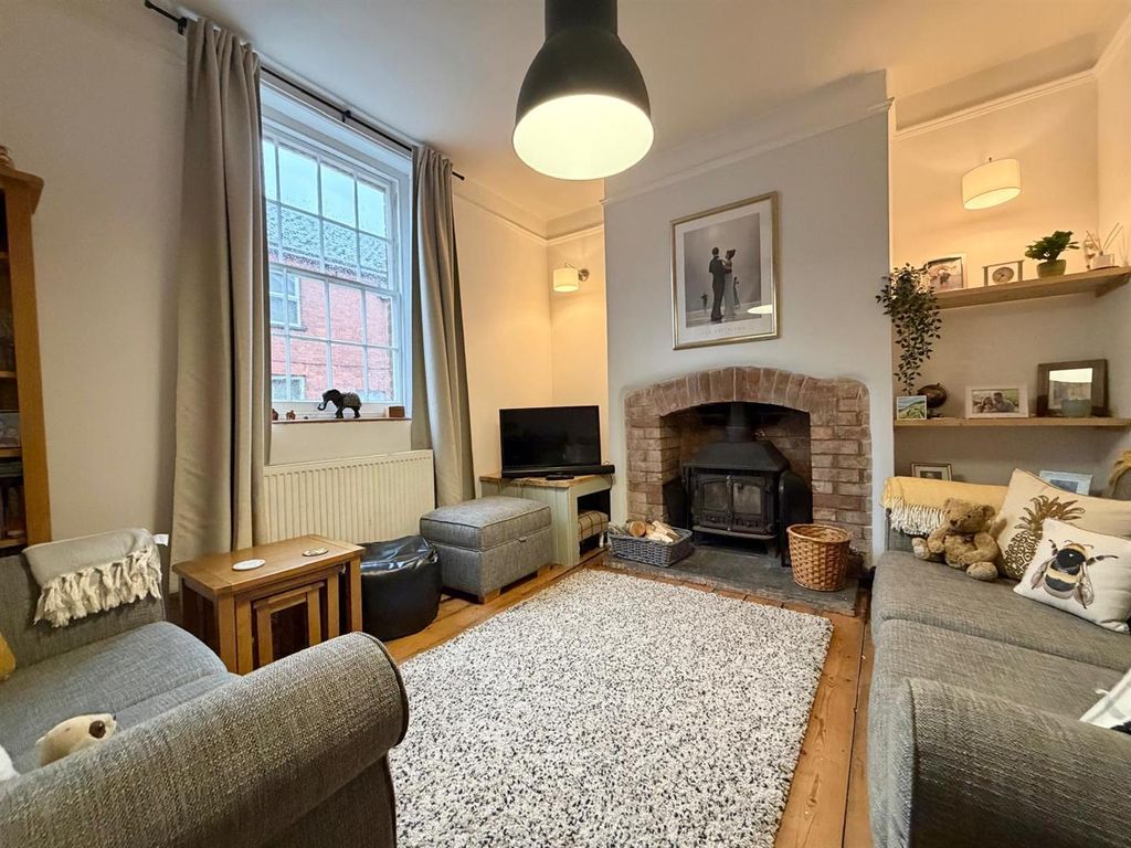 Property photo 3 of 20 Lounge