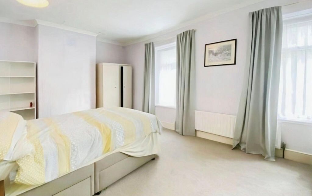 Property photo 3 of 11 Bright, Neatly Presented Double Bedroom With Neutr...