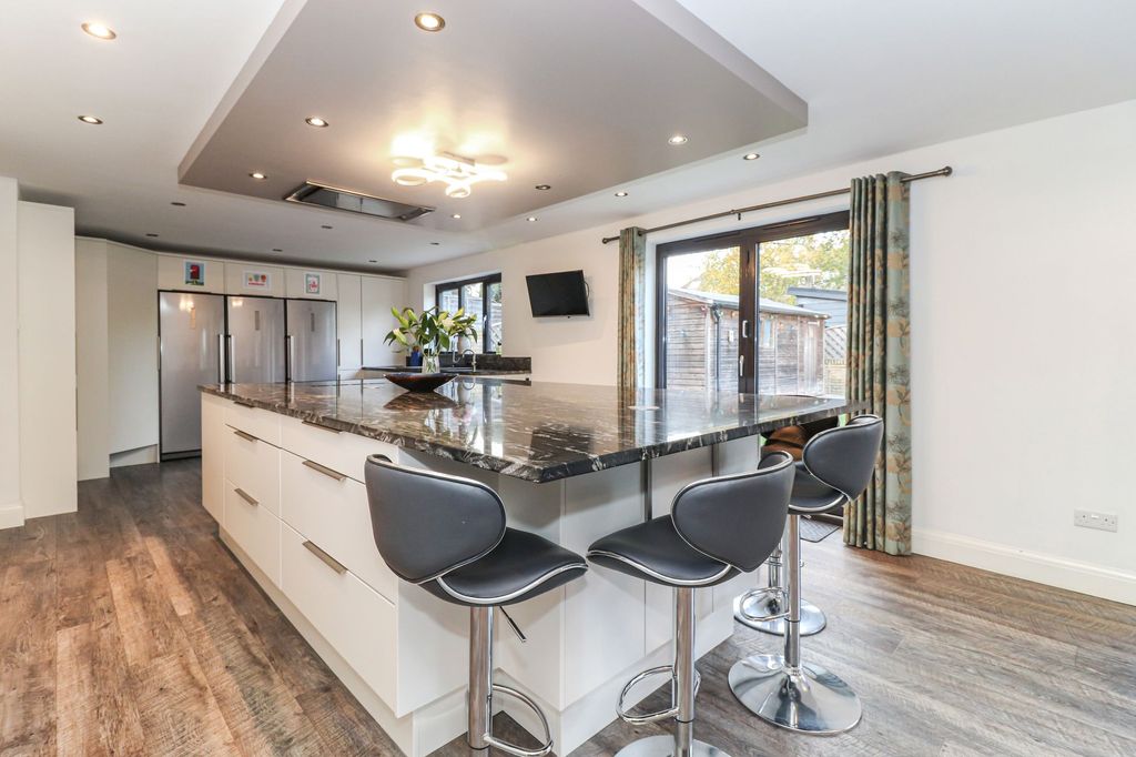 Property photo 2 of 34