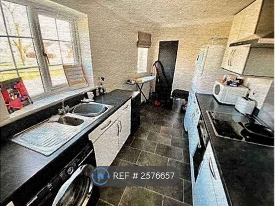 Property photo 3 of 8 Kitchen