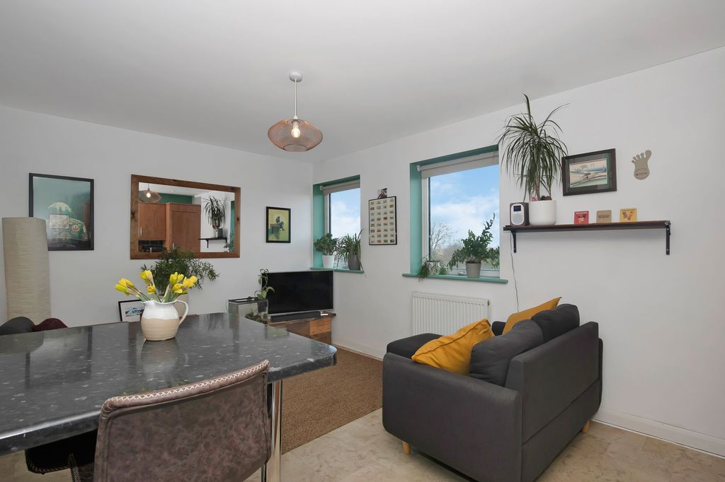 Property photo 2 of 25