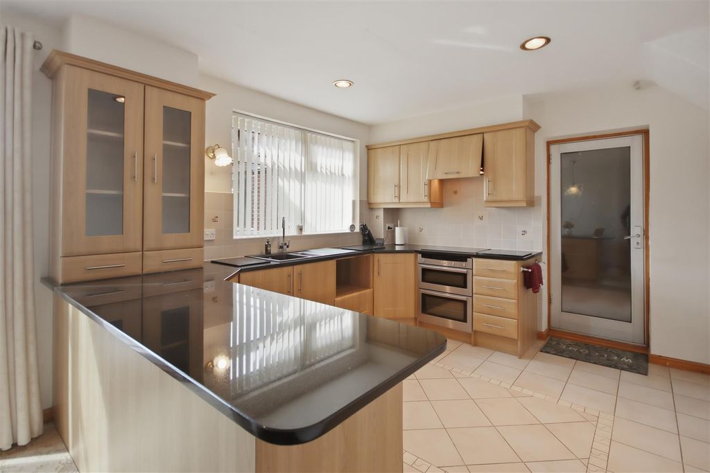 Property photo 3 of 21 Kitchen/Diner