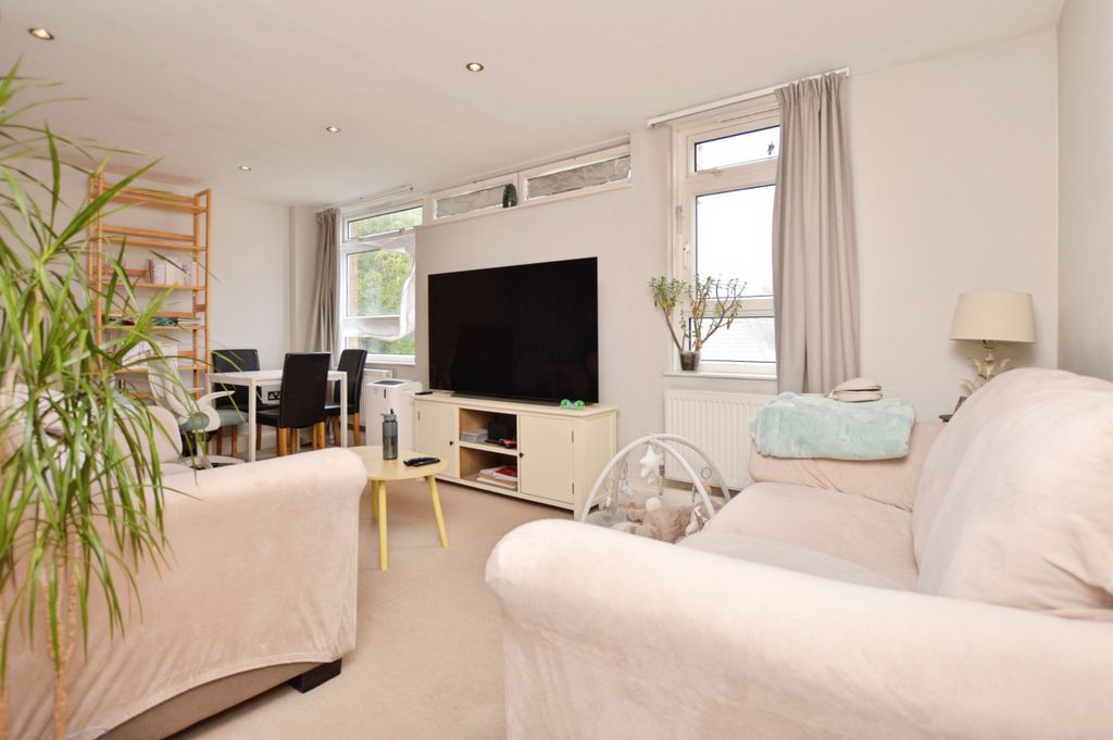Property photo 2 of 6 706055E0-Lounge