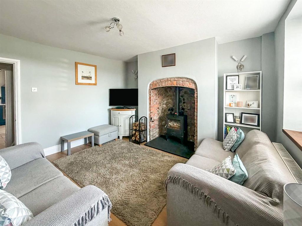 Property photo 3 of 20 Lounge