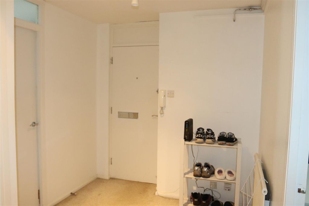 Property photo 2 of 14 Hallway