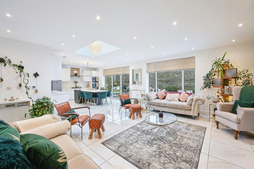 Property photo 3 of 22 Great Tattenhams, 41- (9).Jpg