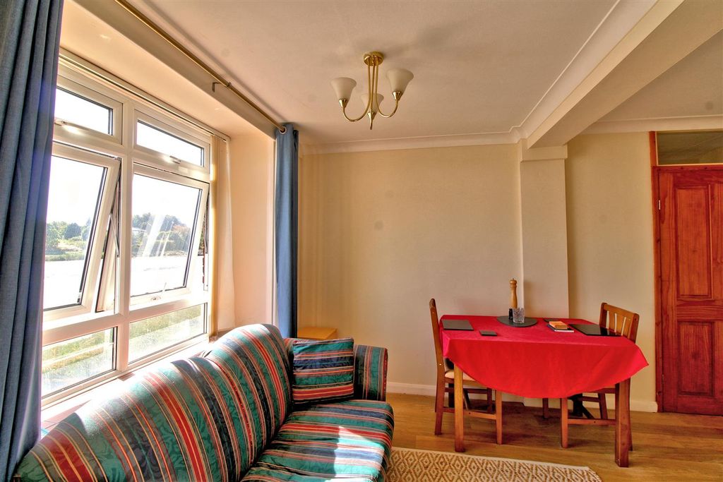 Property photo 2 of 13 Lounge