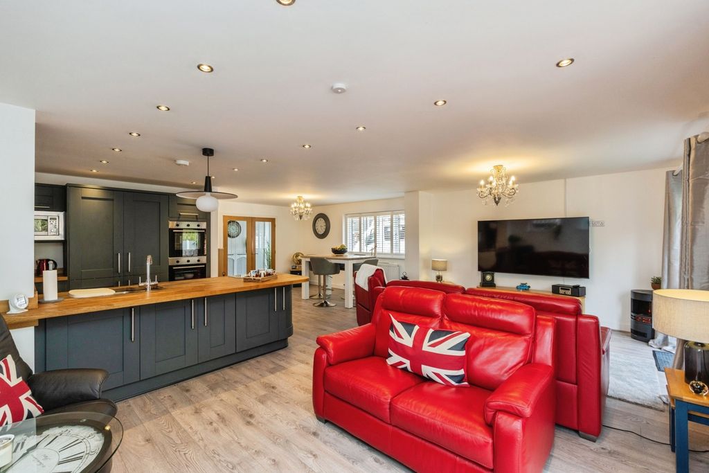 Property photo 3 of 17 Lounge